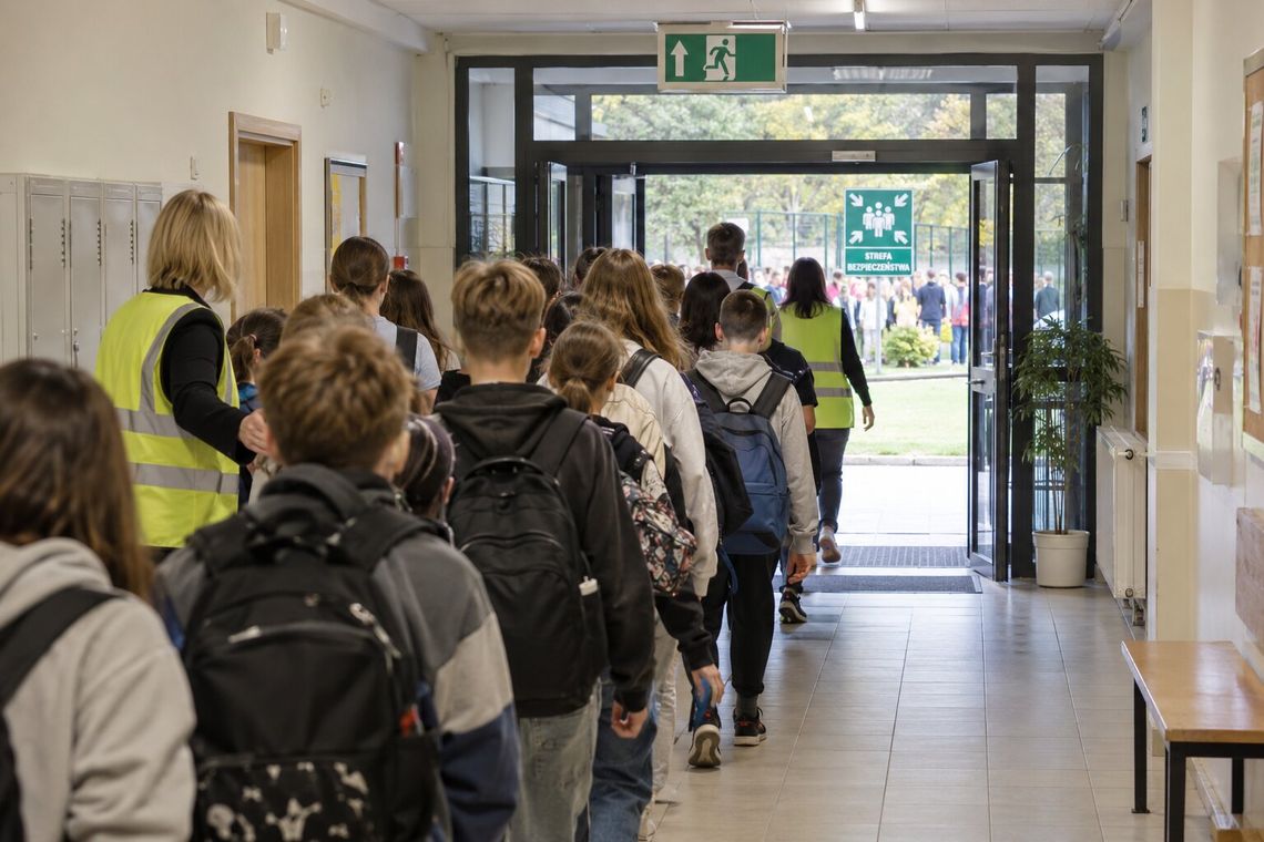 Po alarmie Ministerstwo Edukacji zapowiedziało przekazanie dyrektorom szczegółowych instrukcji postępowania.