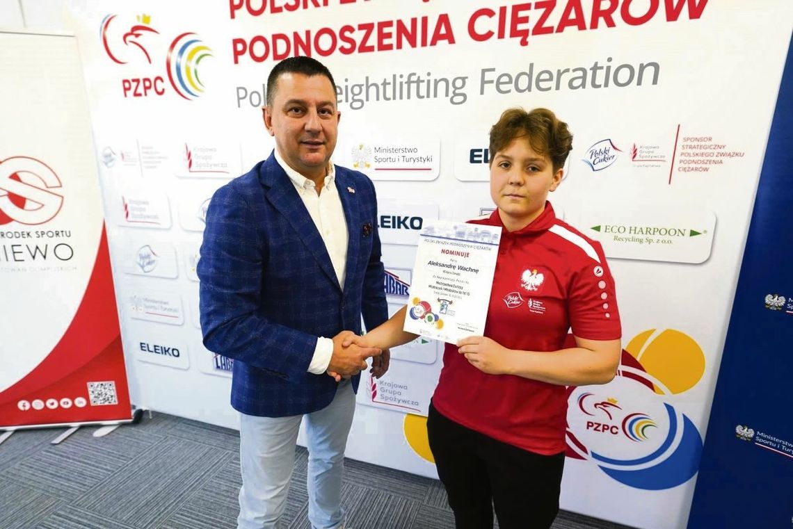 Aleksandra Wachna przyjęła nominację do kadry narodowej na mistrzostwa Europy U15 z rąk prezesa Polskiego Związku Podnoszenia Ciężarów Waldemara Gospodarka.