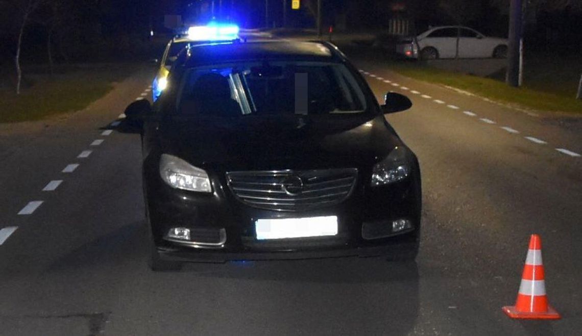 W Aleksandrowie Opel potrącił 86-latkę, gdy przechodziła przez jezdnię. Ranną, w ciężkim stanie, przewieziono do szpitala.