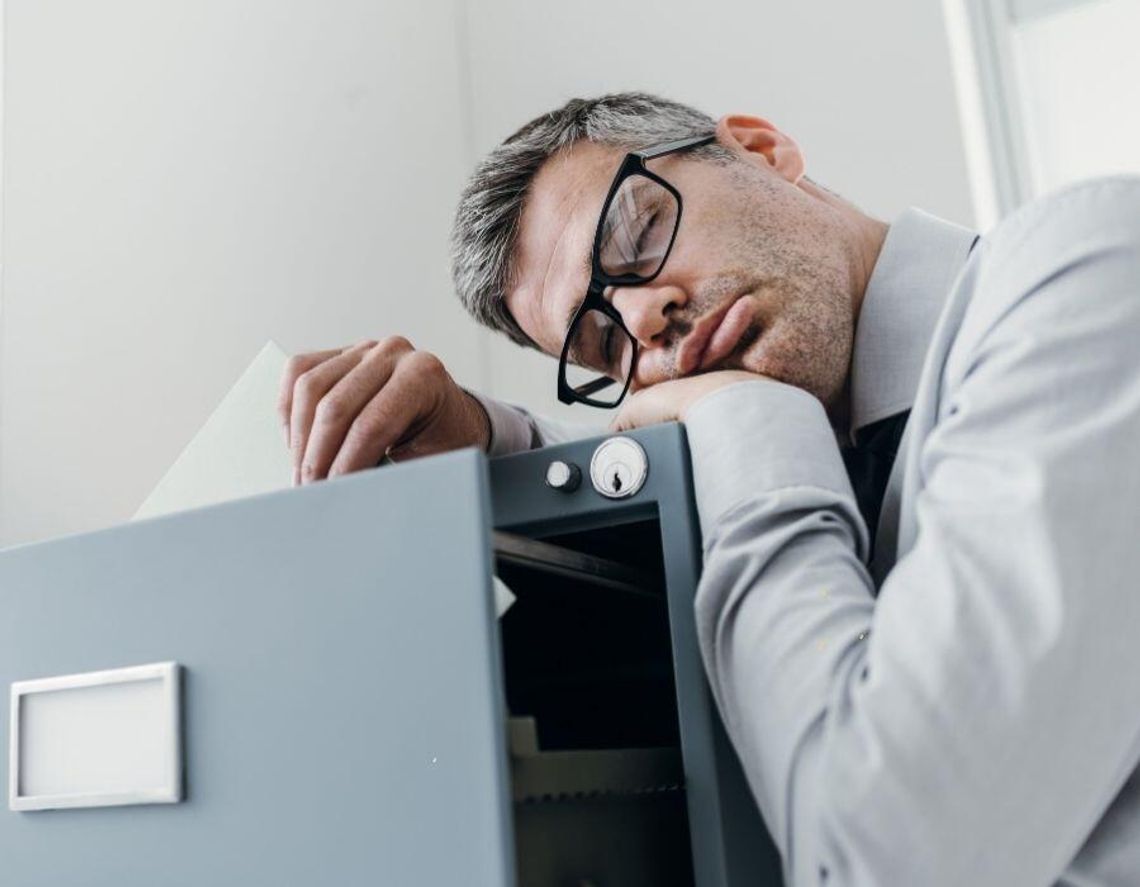 Alkohol wyłącza z pracy. Rośnie liczba L4 z kodem C Blisko 100 tys. dni absencji i niemal 10 tys. zwolnień – rośnie liczba L4 z powodu nadużycia alkoholu.