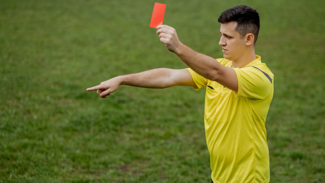 Sędziowie piłkarscy oraz inni sędziowie sportowi w Polsce mają być chronieni jak funkcjonariusze publiczni.