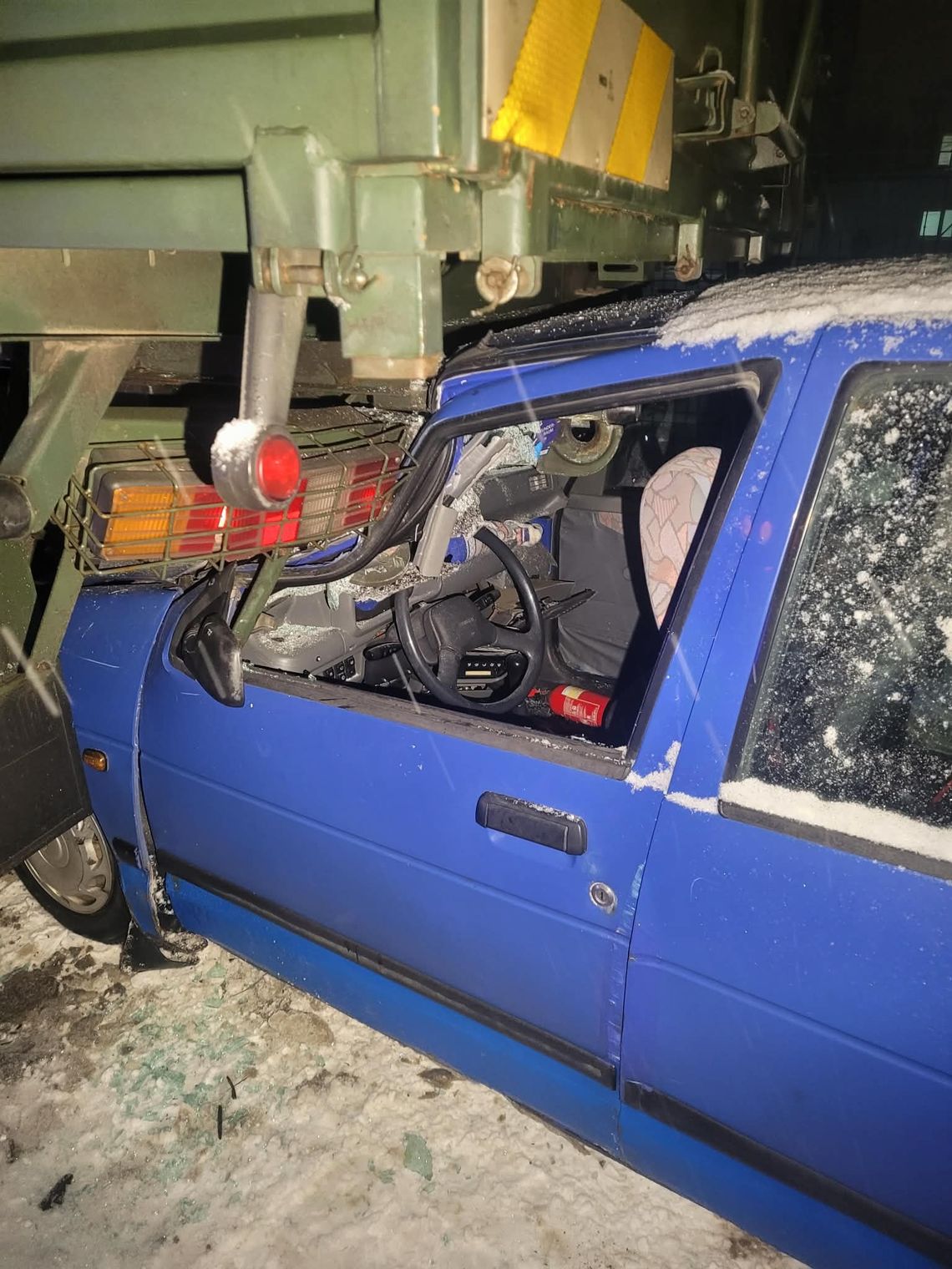 Lubelskie: Daewoo wbiło się w wojskowego Stara. 2 osoby ranne w wypadku