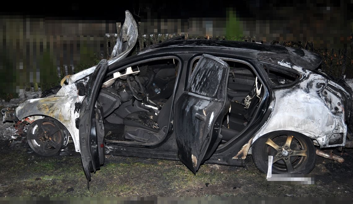 Z nagrań monitoringu wynika, że to prawdopodobnie 31-latek polał samochód substancją łatwopalną i podpalił go.