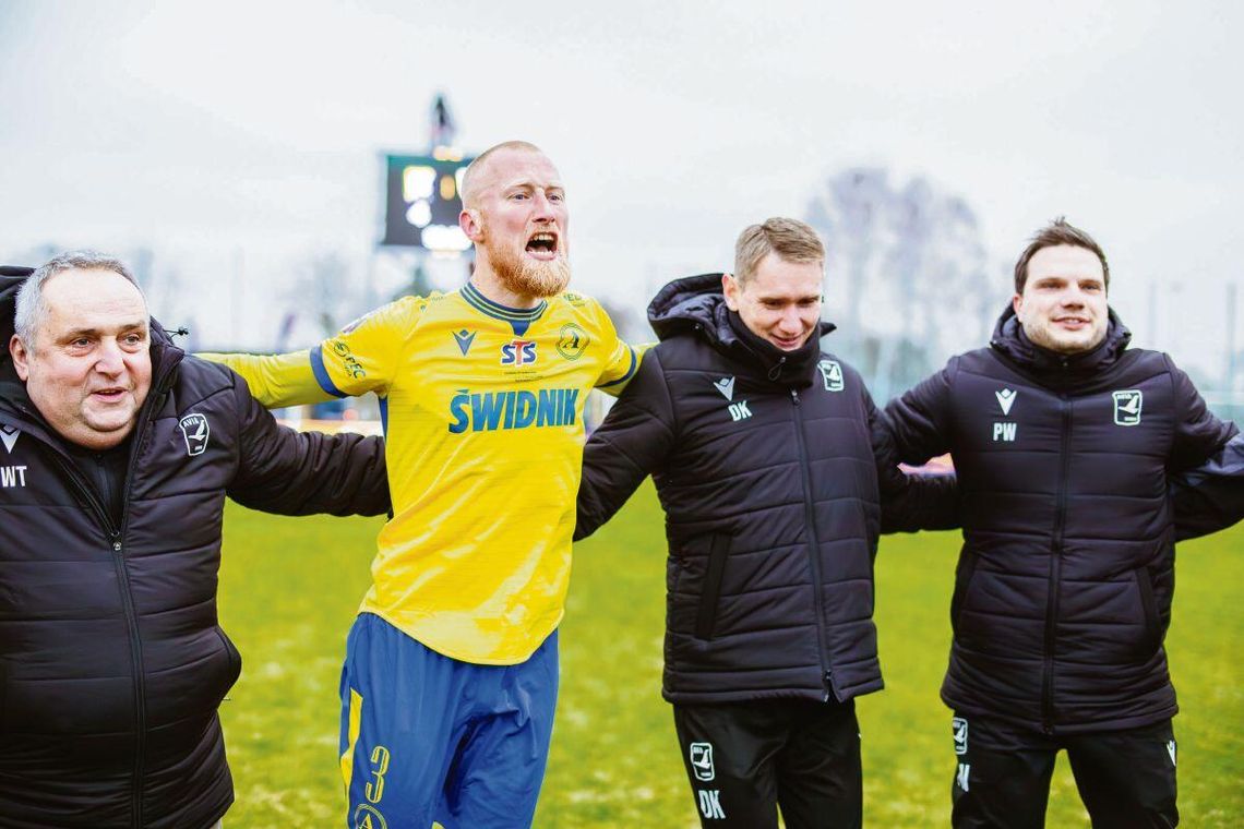 Avia Świdnik celebruje awans do ćwierćfinału Pucharu Polski Trener Damian Koszel i piłkarz Kamil Rozmus celebrowali wraz z Avią Świdnik awans do ćwierćfinału Pucharu Polski.