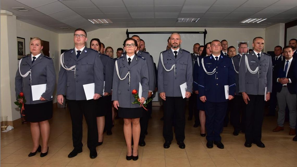Awans dla 35 policjantów w Tomaszowie Lubelskim. Uroczystości z okazji 106-lecia Policji [ZDJĘCIA]