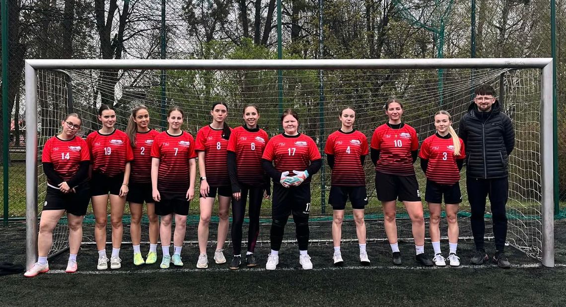 Reprezentacja dziewcząt z II LO w Tomaszowie Lubelskim zwyciężyła w zawodach rejonowych Szkolnego Związku Sportowego w piłce nożnej.