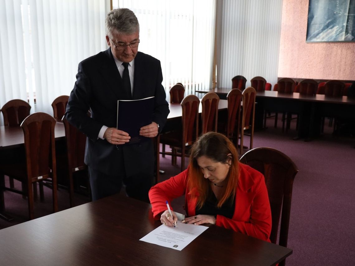 Awans zawodowy nauczyciela przedszkola w Tomaszowie Lubelskim Akt nadania na stopień nauczyciela mianowanego otrzymała Anita Czachor-Karaś, nauczycielka Przedszkola Samorządowego nr 1 w Tomaszowie Lub.