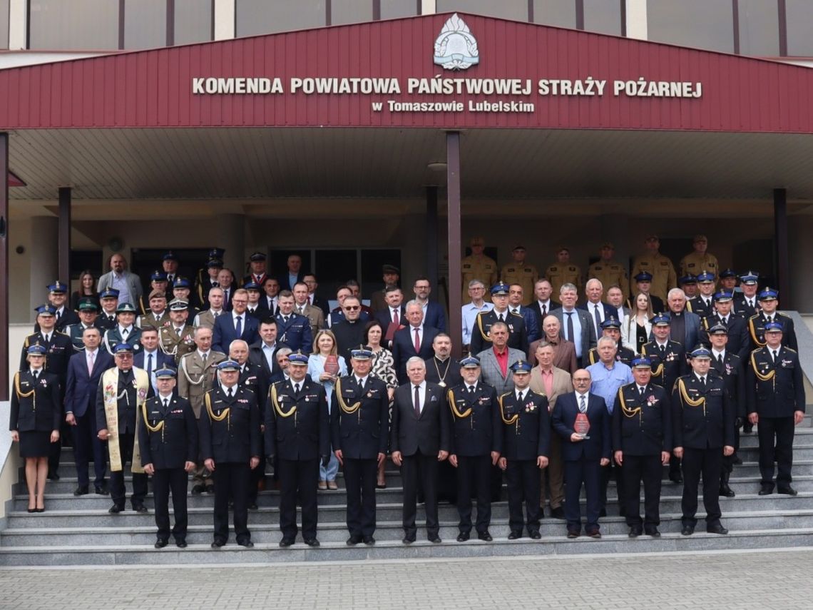 Awanse i wyróżnienia. Dzień Strażaka 2026 w Tomaszowie Lubelskim Uroczysta zbiórka z okazji Dnia Strażaka w KP PSP Tomaszów Lubelski.