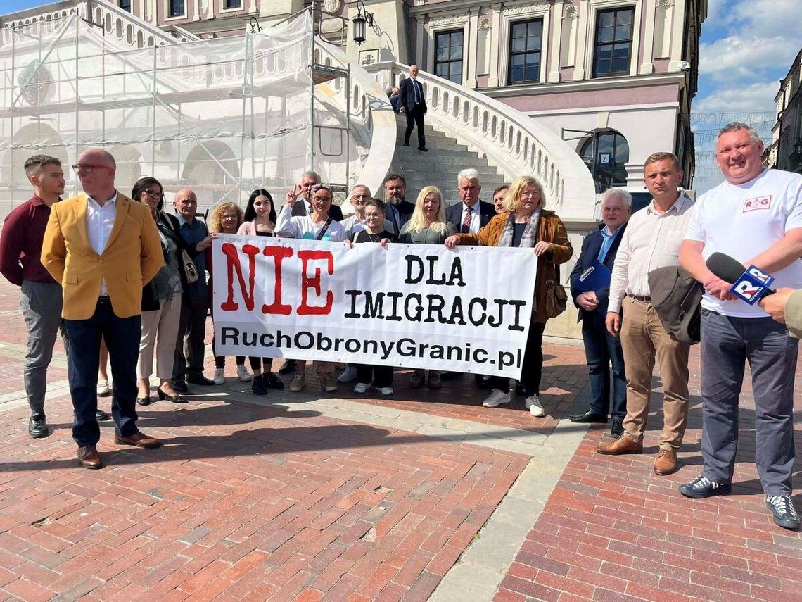 Nie milkną echa poniedziałkowej sesji Rady Miasta Zamość, na której wrócił temat nielegalnych imigrantów. W Ratuszu pojawili się nie tylko mieszkańcy chcący wprowadzić do porządku obrad projektu uchwały sprzeciwiającej się lokowaniu w mieście uchodźców, ale też Robert Bąkiewicz.