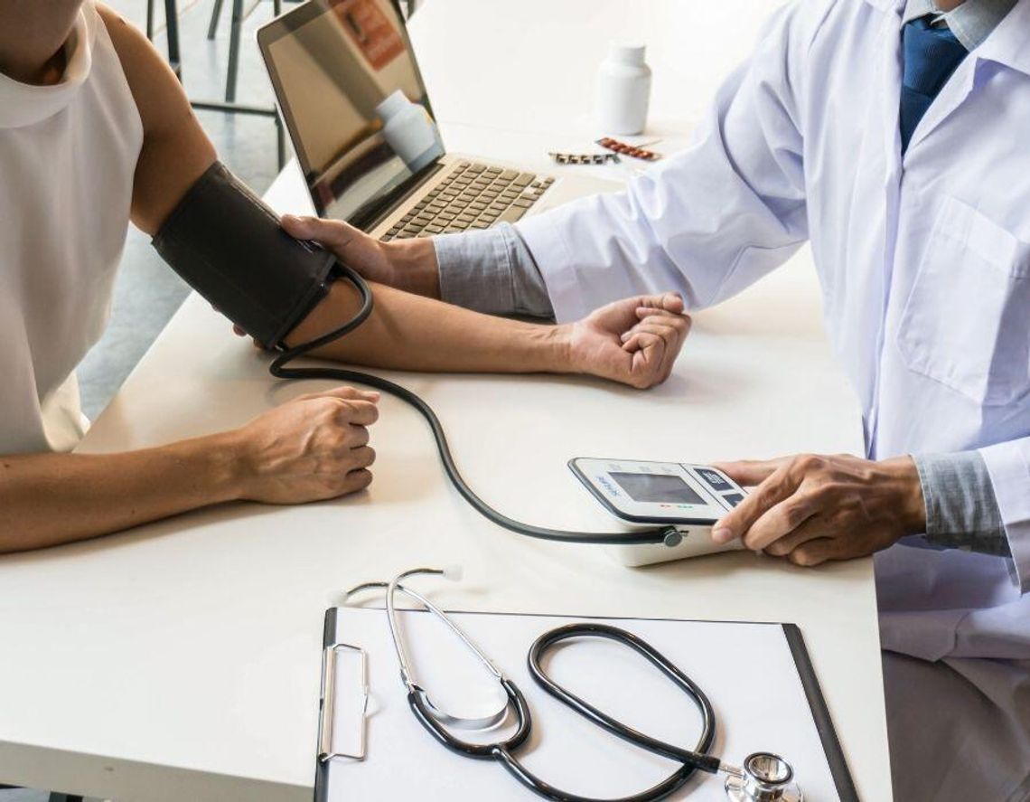 Badania o zdolności pracy po nowemu. Elektroniczne orzeczenie Kończy się okres przejściowy w medycynie pracy. Jeszcze tylko do 17 października 2026 r. lekarze mogą wystawiać orzeczenia zarówno w formie papierowej, jak i elektronicznej.