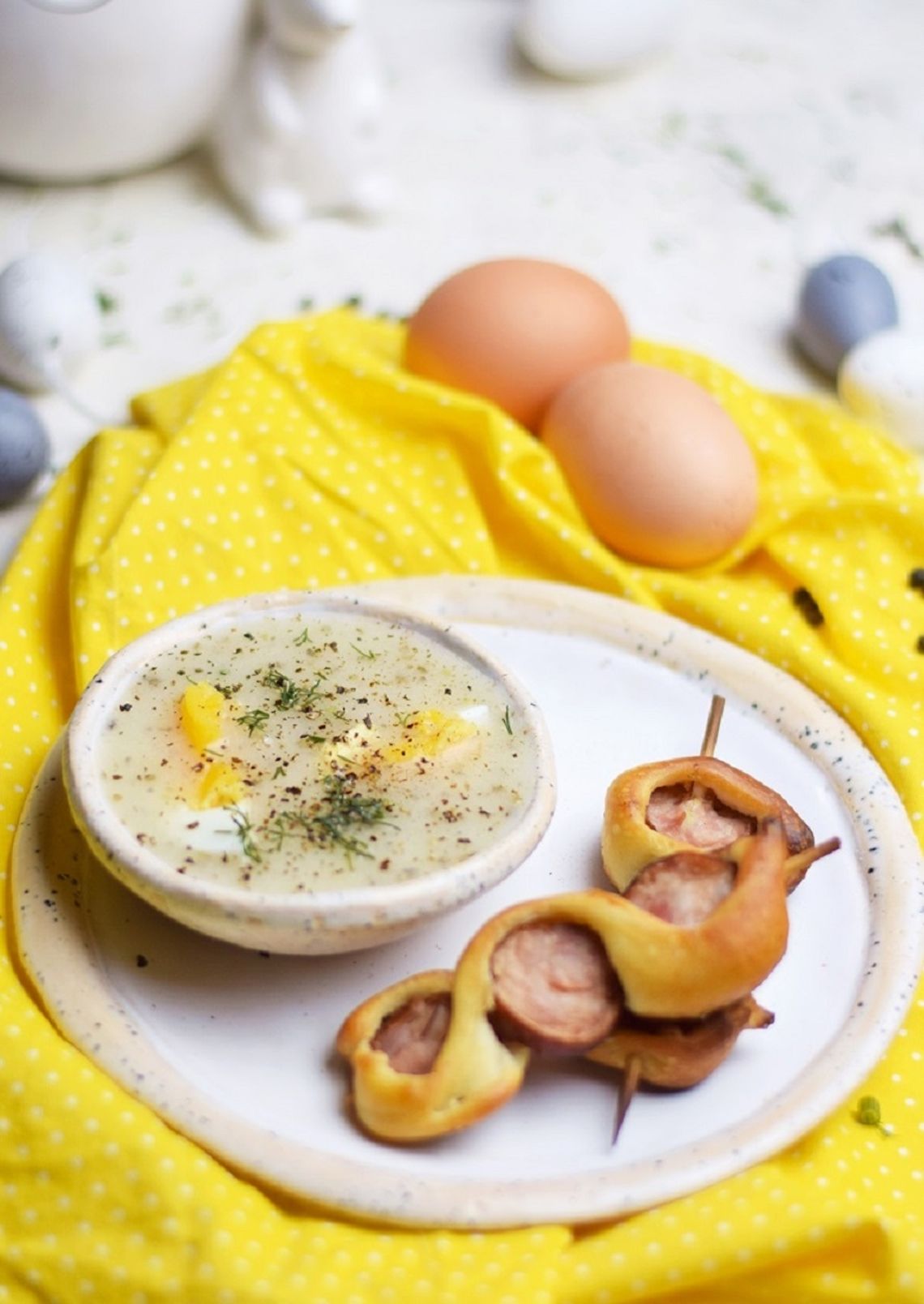 Barszcz biały na zakwasie podany z jajkiem i szaszłykiem z kiełbasy i ciasta francuskiego, przepis Anety Gwiner z Warszawy