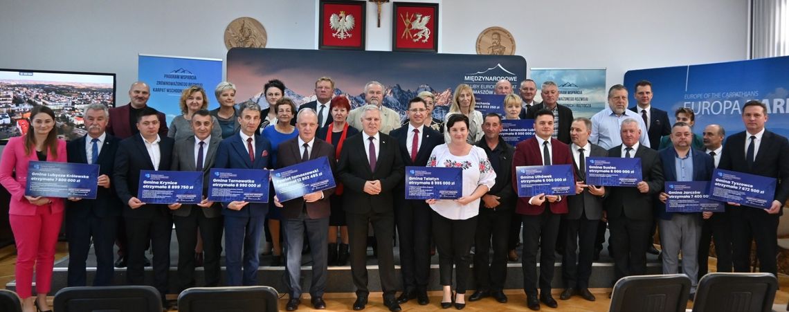 12 października w Starostwie Powiatowym w Tomaszowie Lubelskim władze miast i gmin odebrały symboliczne czeki z rozdania 8 edycji Polskiego Ładu.