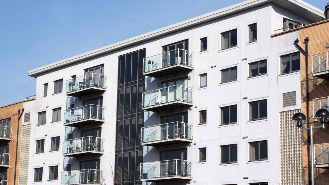 Będzie bat na cwanych deweloperów. Mają podać pełną cenę mieszkania Już wkrótce firmy deweloperskie mają jasno informować, ile kosztuje mieszkanie i jaka kwota będzie wpisana na umowie.