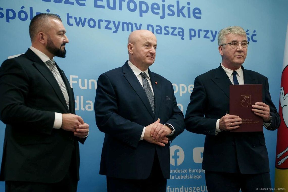 Będzie tężnia Tomaszowie i wieża widokowa na Białej Górze! Nowe atrakcje MOF-u Umowę odbierał burmistrz Wojciech Żukowski (pierwszy z prawej), ale cały projekt będzie realizowany w formule partnerskiej przez Miasto Tomaszów Lubelski i Gminę Tomaszów Lubelski.