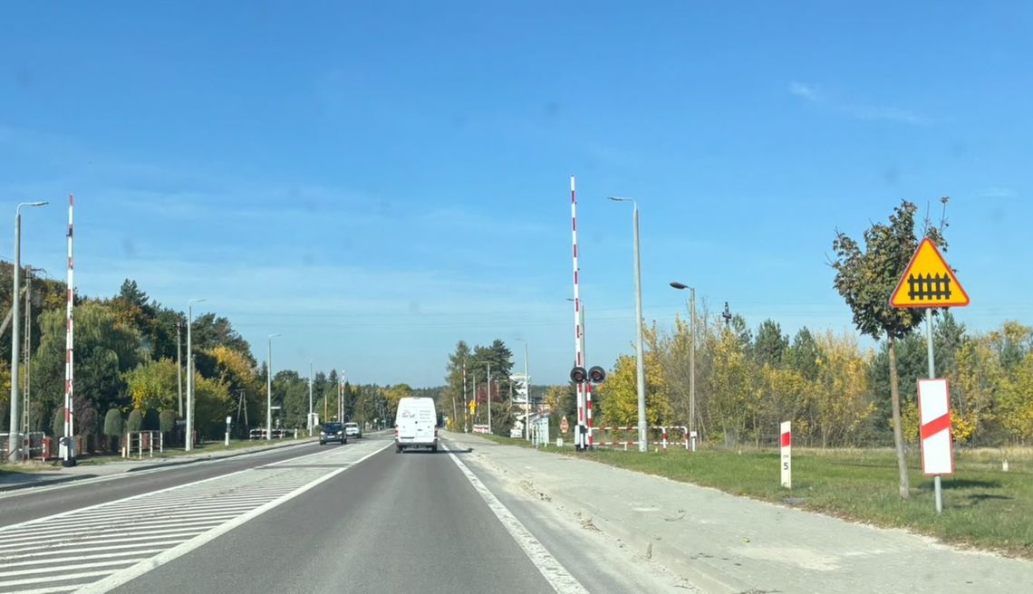 22-letni Ukrainiec zignorował sygnalizator i czerwone światło i wjechał volkswagenem pod zamykającą się zaporę kolejową w Bełżcu.
