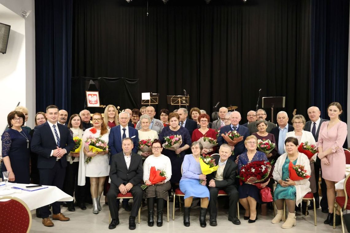 Bełżec: Pięćdziesiąta rocznica ślubu. Oto 18 szczęśliwych par W Gminnym Ośrodku Kultury w Bełżcu odbyły się wyjątkowe obchody 50-lecia zawarcia małżeństwa osiemnastu par z terenu Gminy Bełżec.