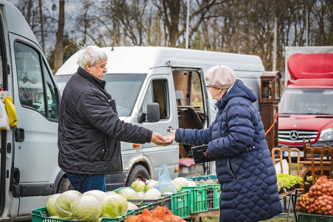 Targowisko w Bełżcu rozpoczęło swoją działalność 7 kwietnia. W każdy poniedziałek na placu targowym będzie można kupić m.in. odzież, tekstylia, świeże warzywa i owoce, miody, wyroby wędliniarskie, karmę dla zwierząt oraz lokalne rękodzieła.