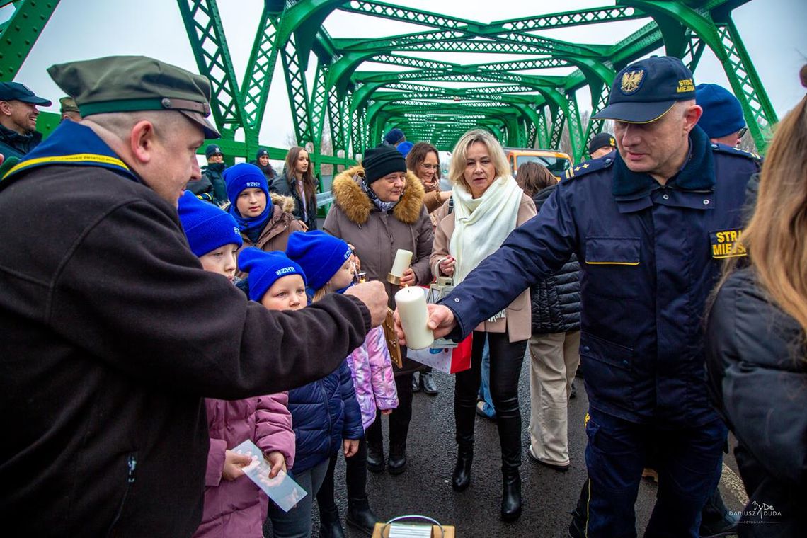 Przekazanie Betlejemskiego Światła Pokoju na moście w Zosinie.