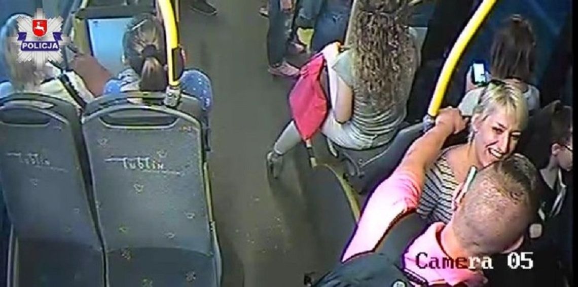 Bezczelna kradzież w miejskim autobusie. Kto poznaje złodziei? Bezczelna kradzież w miejskim autobusie. Kto poznaje złodziei?