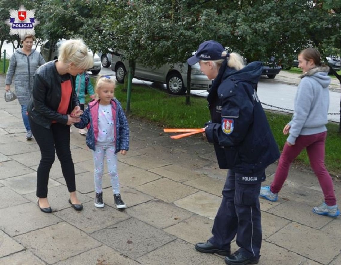 Bezpieczne dzieciaki w Biłgoraju. Policjanci rozdali im odblaski (ZDJĘCIA)