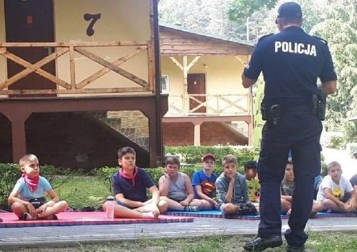 Bezpieczne wakacje w Krasnobrodzie z policjantami