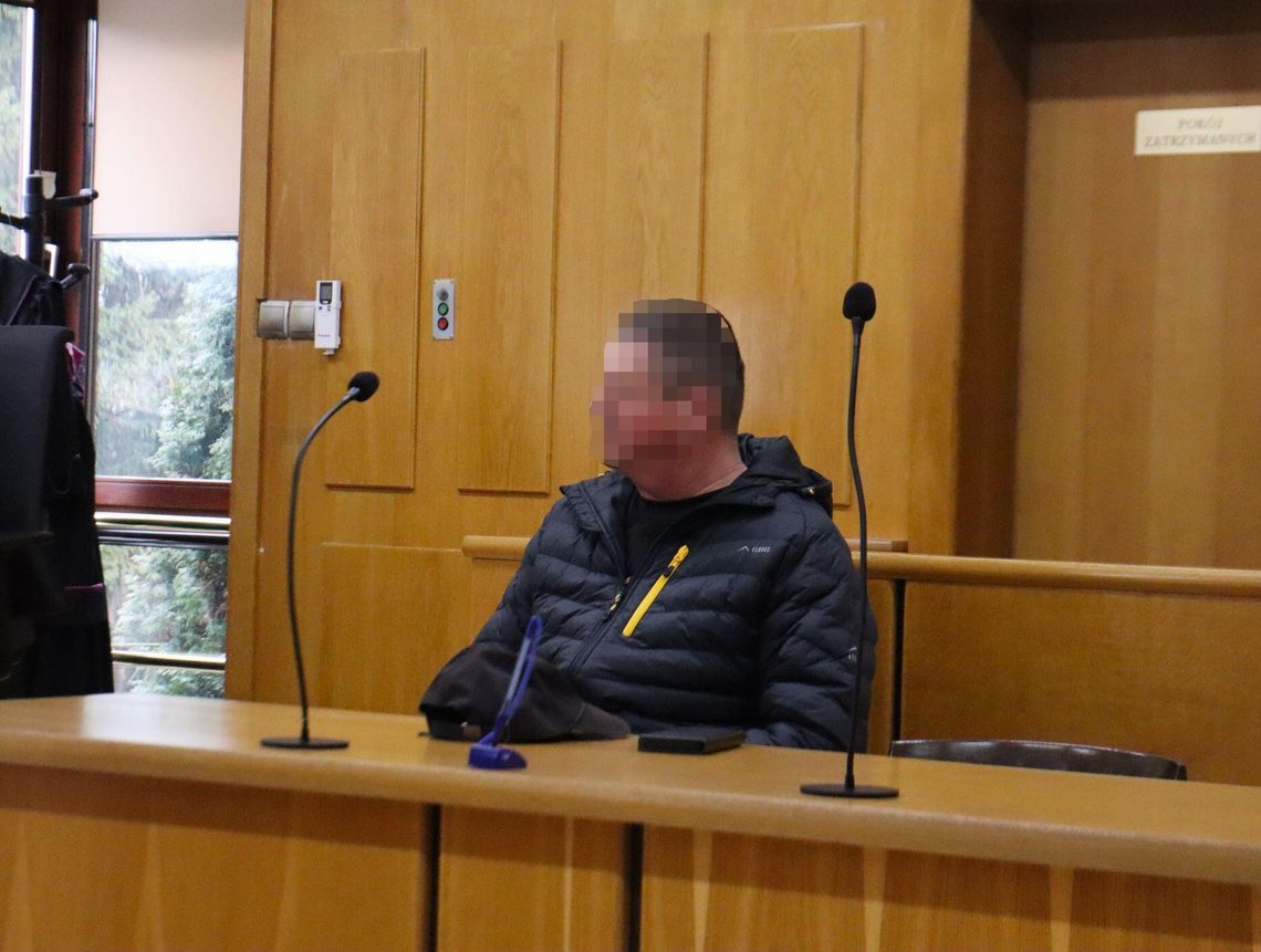 Lubelskie: Osiem zarzutów, tysiące litrów nieczystości i tysiąc złotych grzywny. Właśnie zapadł wyrok Według ustaleń policji i inspektoratu ochrony środowiska, Maciej Ch. od czerwca do października 2025 roku regularnie pozbywał się nieoczyszczonych ścieków bytowych. Zrzuty dokumentowano m.in. w Sławacinku Starym, Styrzyńcu oraz w Ciciborze Dużym, w bezpośrednim sąsiedztwie budowanej autostrady A2