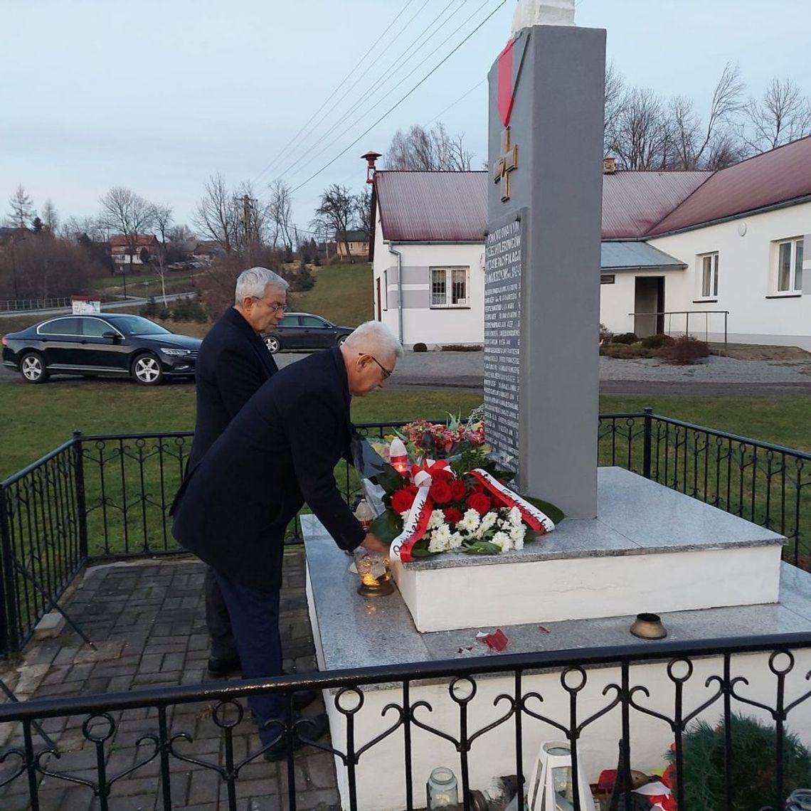 Pamięć pomordowanych uczcili m.in. starosta zamojski Stanisław Grześko i senator Jerzy Chróścikowski.