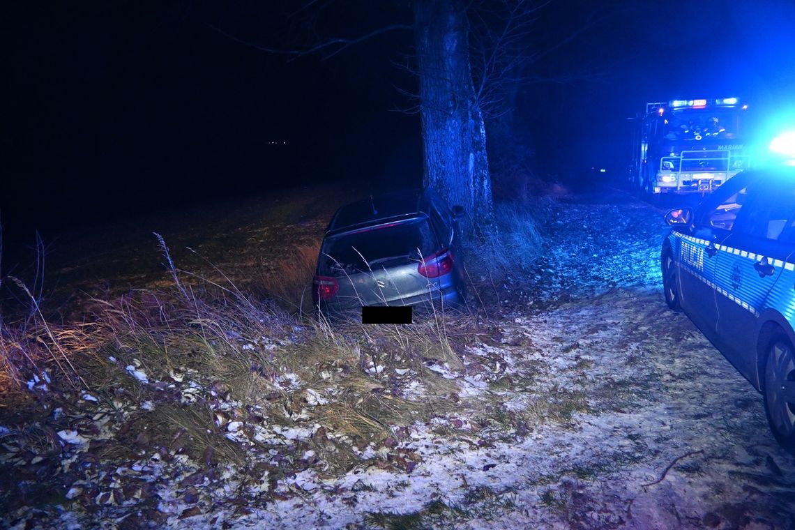 Pasażerka suzuki razem z kierowcą wysiadła z samochodu, a chwilę później straciła przytomność i osunęła się na ziemię. Reanimacja okazała się bezskuteczna – 56-latki nie udało się uratować.