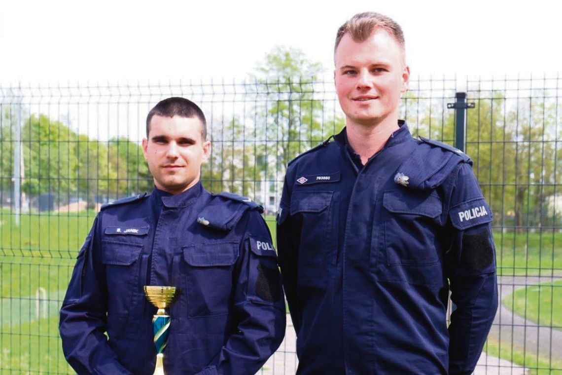 Sierż. Bartłomiej Janik (po lewej) oraz sierż. Rafał Biber z Komendy Powiatowej Policji w Hrubieszowie zajęli drugie miejsce w wojewódzkich eliminacjach do X Ogólnopolskich Zawodów Ratowników Policyjnych z Kwalifikowanej Pierwszej Pomocy.