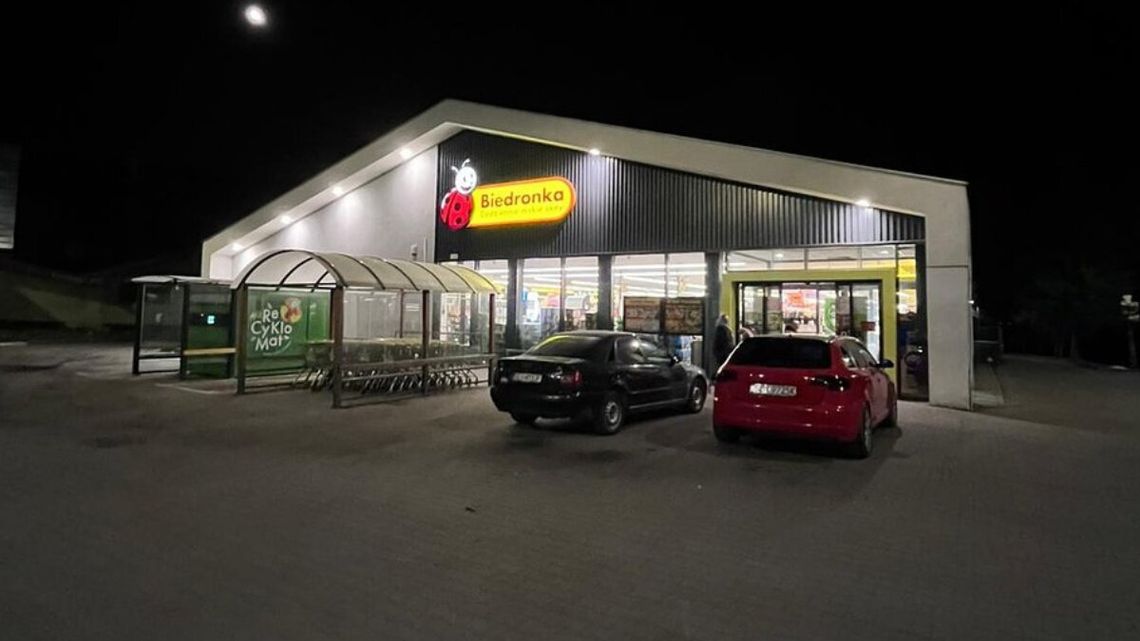 Całodobowy sklep sieci Biedronka w Istebnej.
