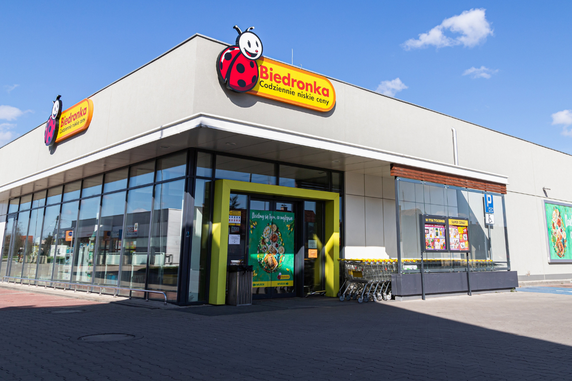 Biedronka zmienia system parkowania. Znikną biletomaty Przed Biedronką przy ul. Bacciarellego we Wrocławiu – opisuje portal tuwroclaw.pl – uruchomiono nowy system parkowania.