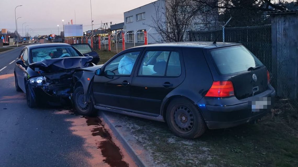 Z nieustalonych na chwilę obecną przyczyn kierowca Seata w Biłgoraju na ul. Tarnogrodzkiej zjechał na przeciwległy pas ruchu i doprowadził do czołowego zderzenia z Volkswagenem. Kierujący zostali przetransportowani do szpitali.