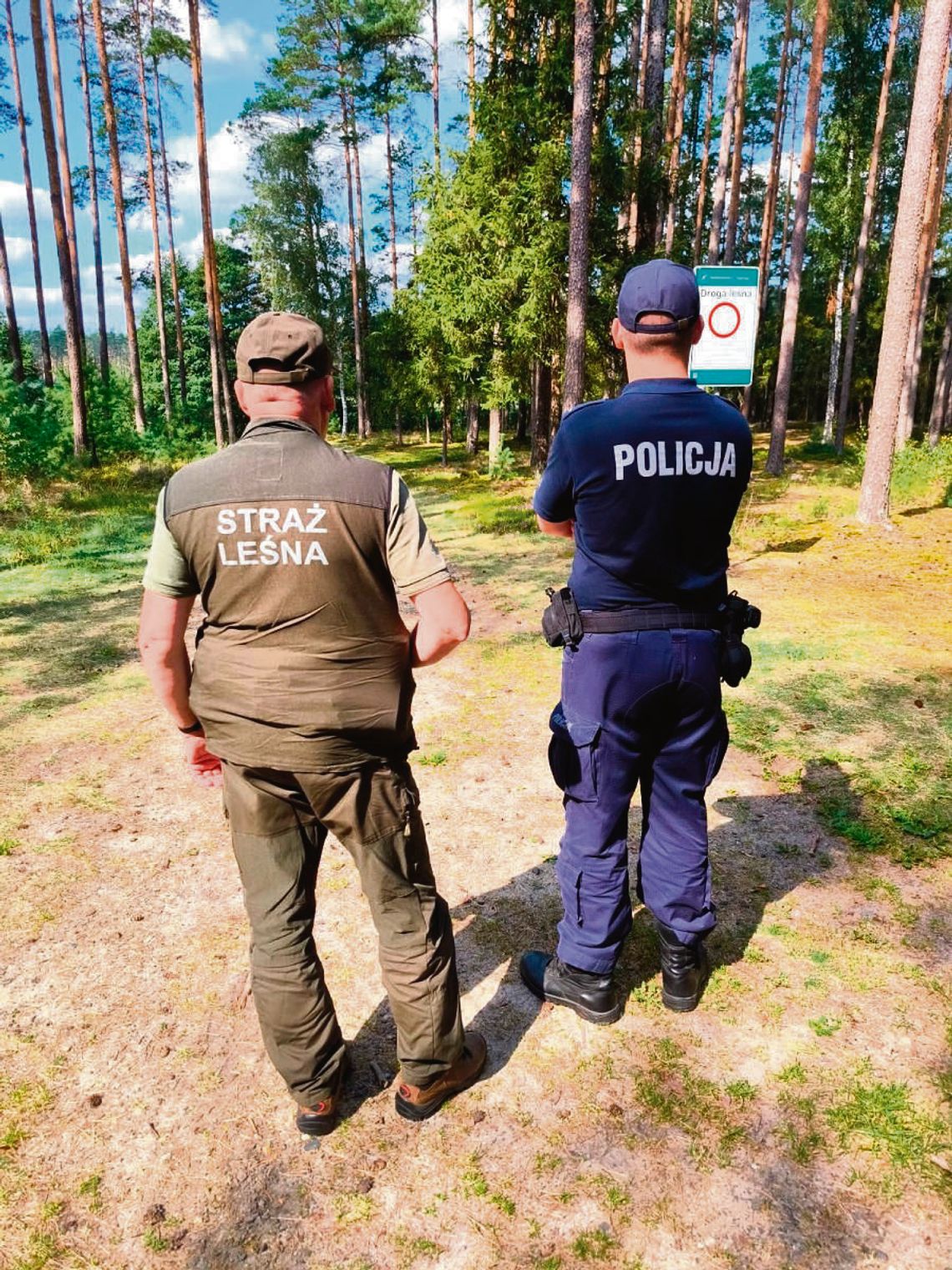 Policjanci apelują do osób odwiedzających lasy o przestrzeganie obowiązujących przepisów oraz zachowanie szczególnej ostrożności, zwłaszcza przy wysokim zagrożeniu pożarowym. Wspólne patrole policjantów i strażników leśnych z pewnością będą kontynuowane.