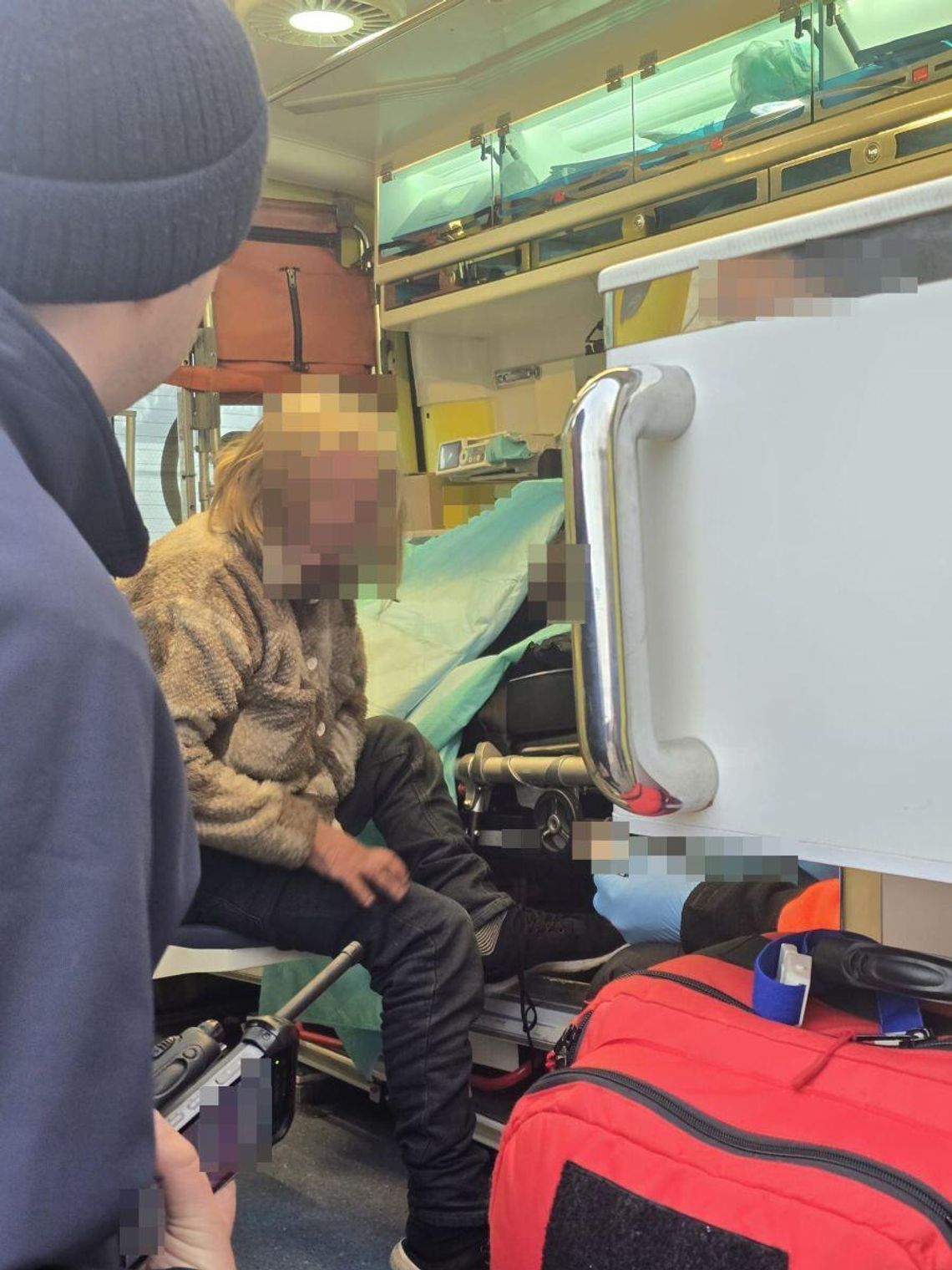 Poszkodowaną w pożarze kobietę policjanci wynieśli na rękach z budynku, a mężczyznę bezpiecznie wyprowadzili na zewnątrz.