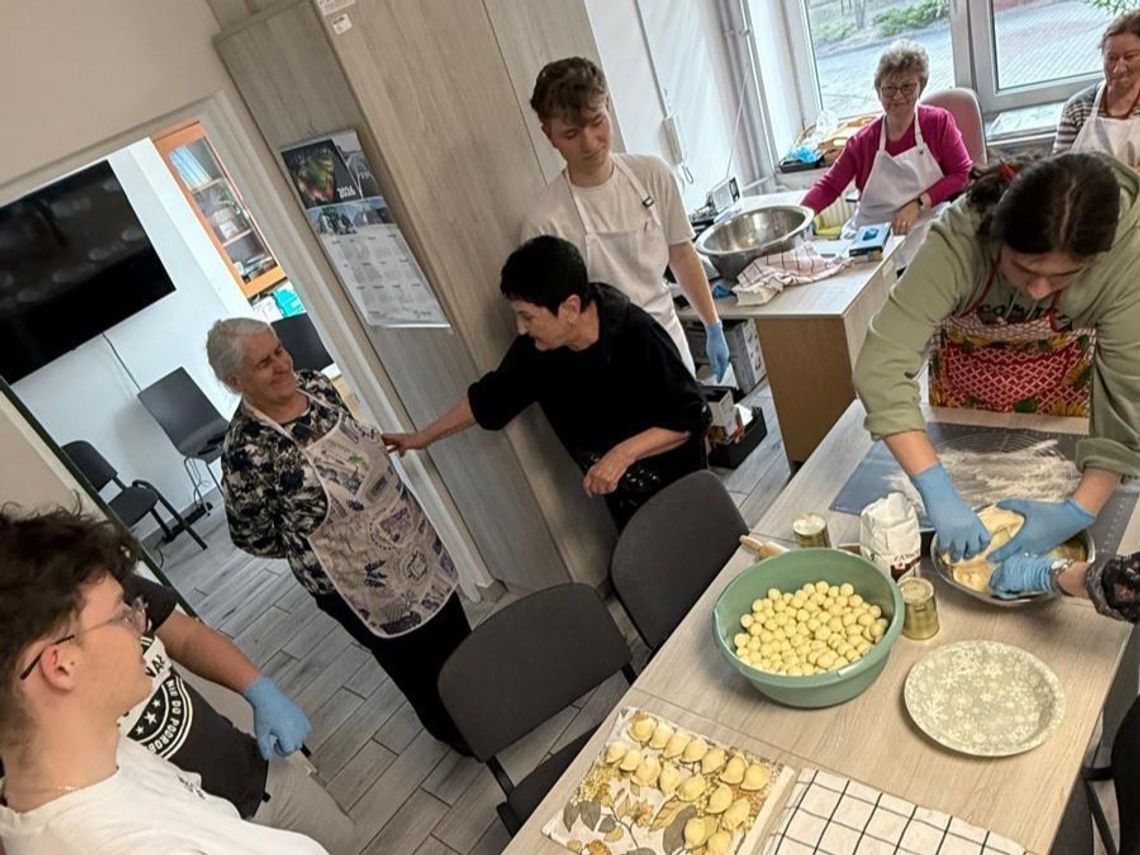 „Tu mieszkam, tu działam, tu decyduję!”. Przy jednym stole stanęli naprzeciw siebie przedstawiciele Młodzieżowej Rady Powiatu w Biłgoraju oraz doświadczone seniorki ze Stowarzyszenia „Most pokoleń”, uczestniczące w projekcie „Senior na start. Powiat Biłgorajski”.