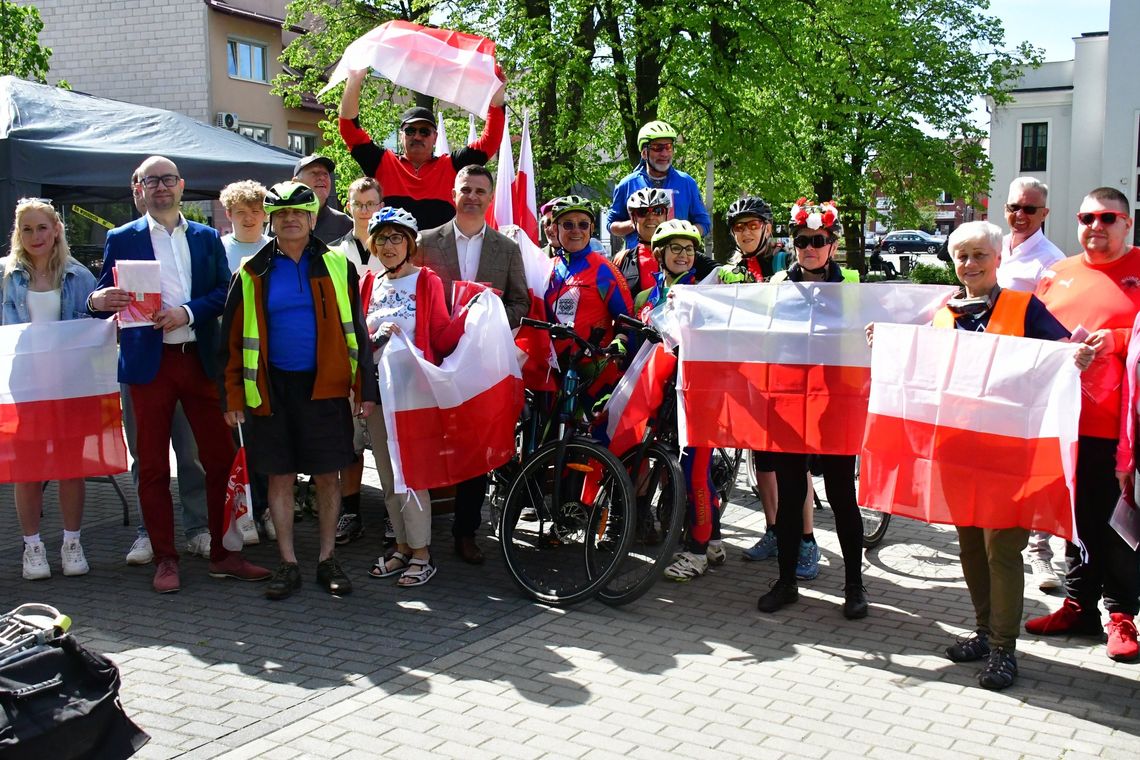 Biłgoraj: Młodzież rozdawała flagi [ZDJECIA]