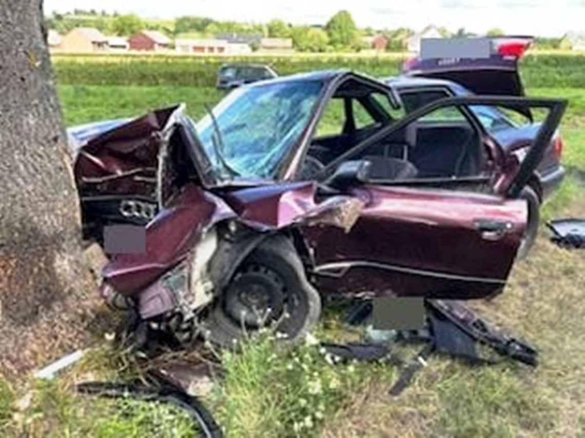 Biłgoraj: Nie żyje kierowca osobówki, który autem uderzył w drzewo