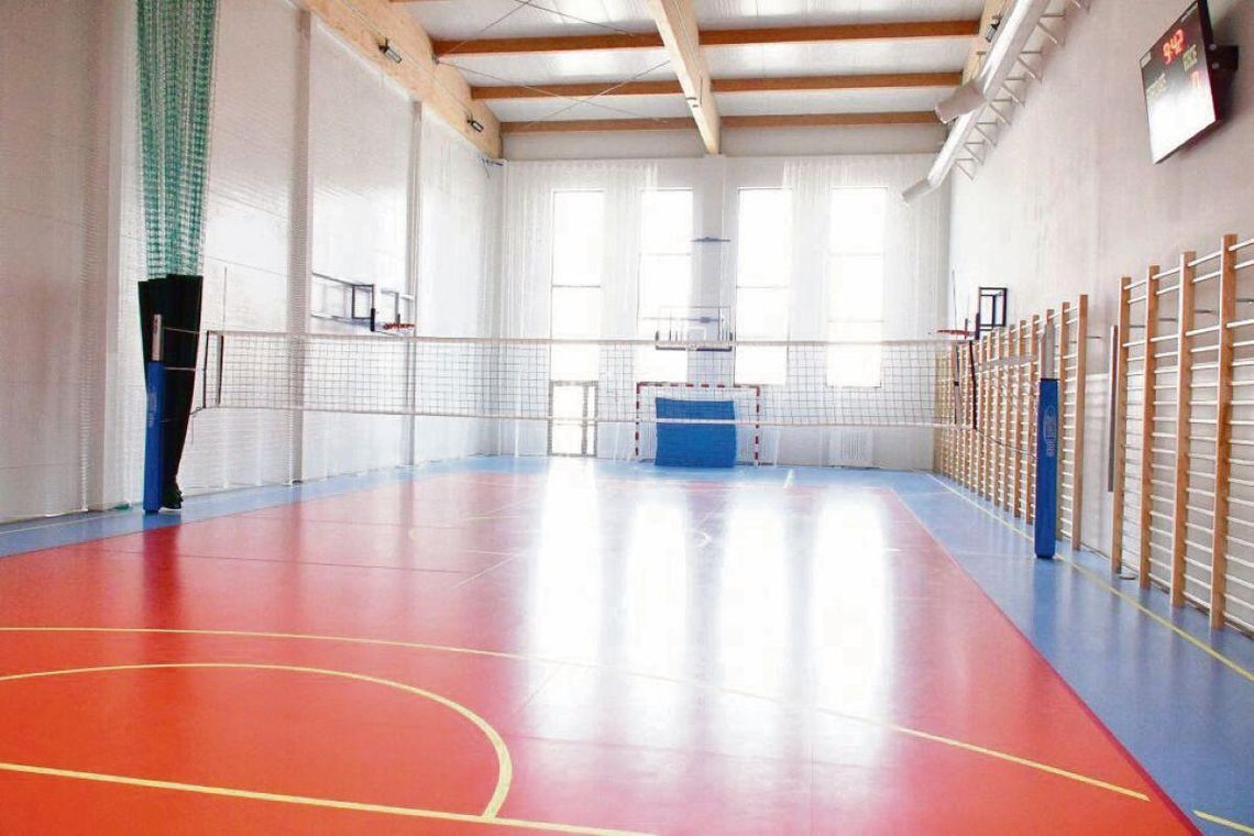 W skład nowoczesnej hali wchodzi sala gimnastyczna, szatnie, sanitariaty oraz pokój dla nauczycieli WF.