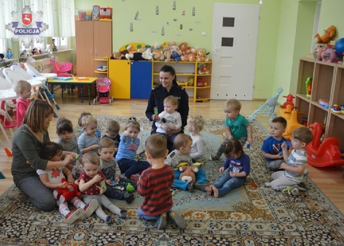Biłgoraj: Odblaskowe misie dla maluchów od policjantów