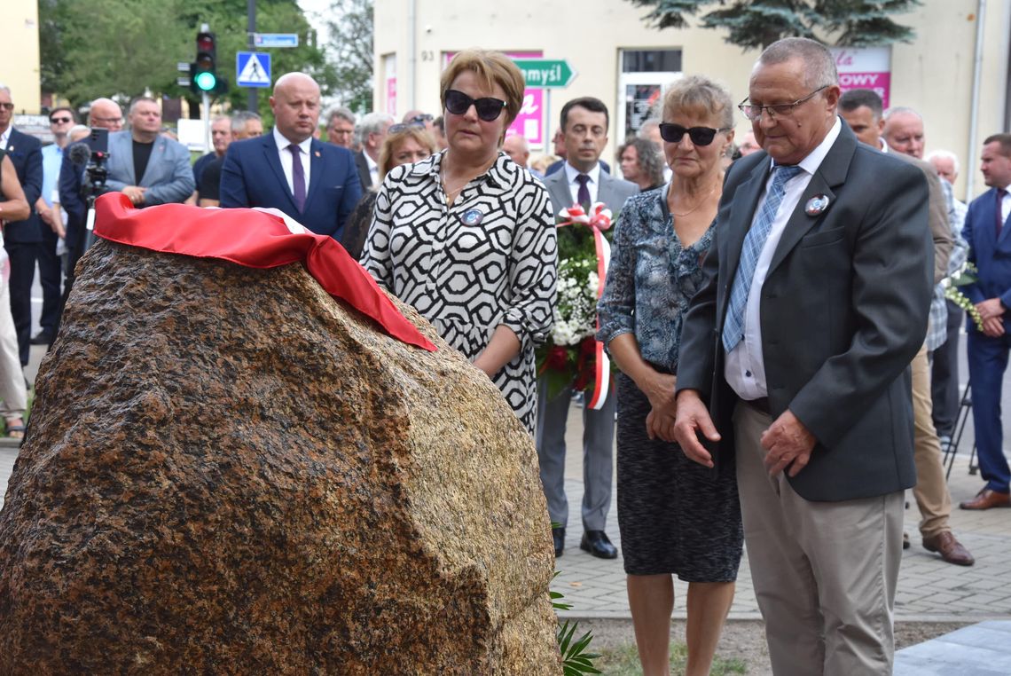 Biłgoraj: Odsłonięcie pomnika pamięci ofiar rzezi wołyńskiej [ZDJĘCIA]