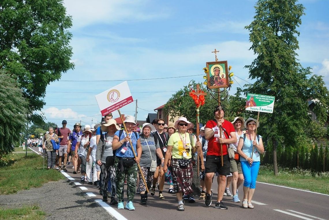 Biłgoraj: Pątnicy w drodze [ZDJĘCIA]