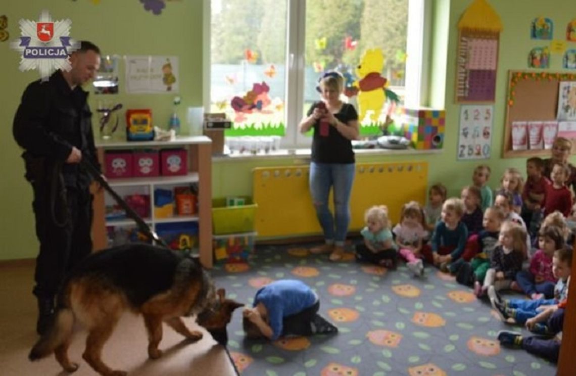 Biłgoraj: Pies w przedszkolu. Z wizytą przyszedł policjant