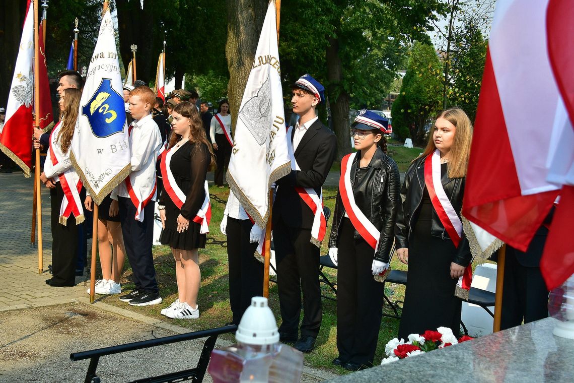 Zwieńczeniem biłgorajskich uroczystości było złożenie kwiatów oraz zapalenie zniczy przed pomnikiem ofiar NKWD.