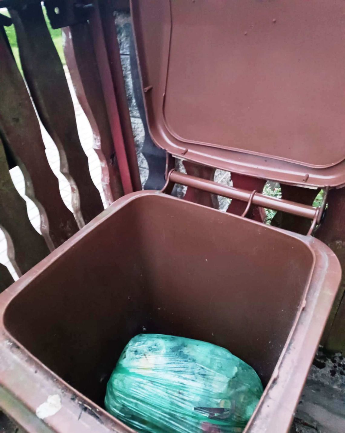 Biłgoraj: Mieszkańcy narzekają na smród i owady przy kubłach. Radni domagają się zmian