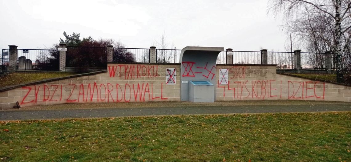 Ściana pamięci w Biłgoraju została zniszczona.