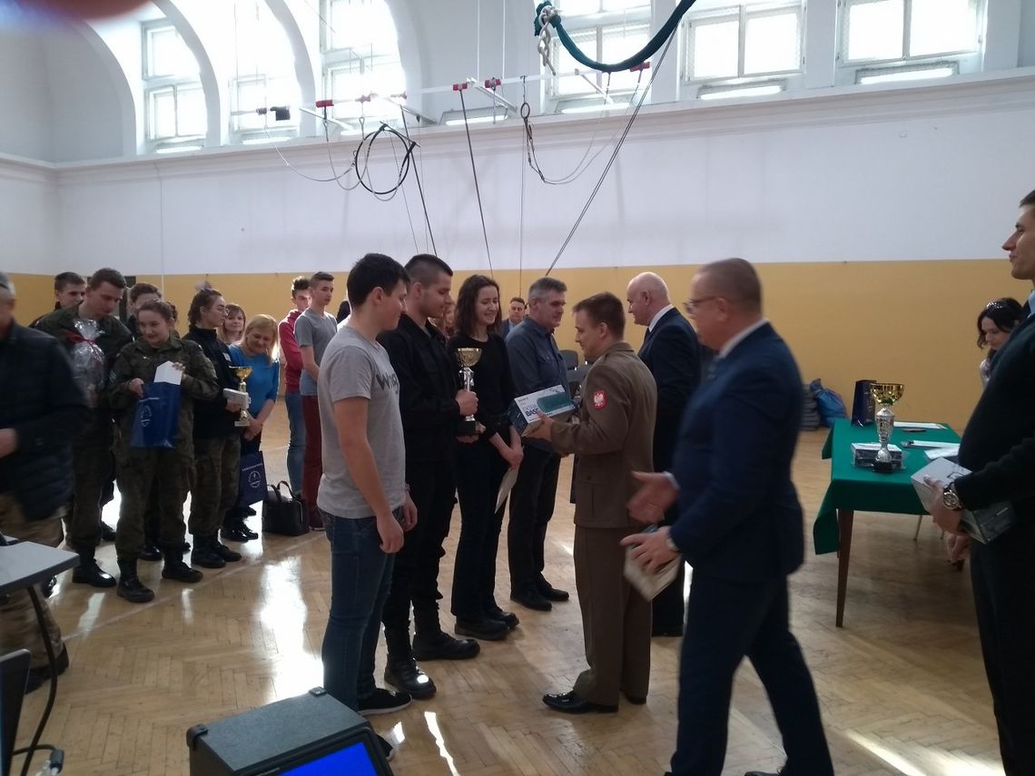 Biłgoraj: Uczniowie LO im. ONZ na podium konkursu wiedzy obronnej