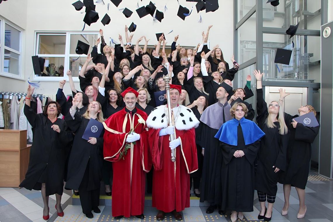 Absolwentki studiów magisterskich Akademii Zamojskiej na kierunkach pielęgniarstwo i położnictwo uroczyście odebrały 25 września dyplomy magisterskie.