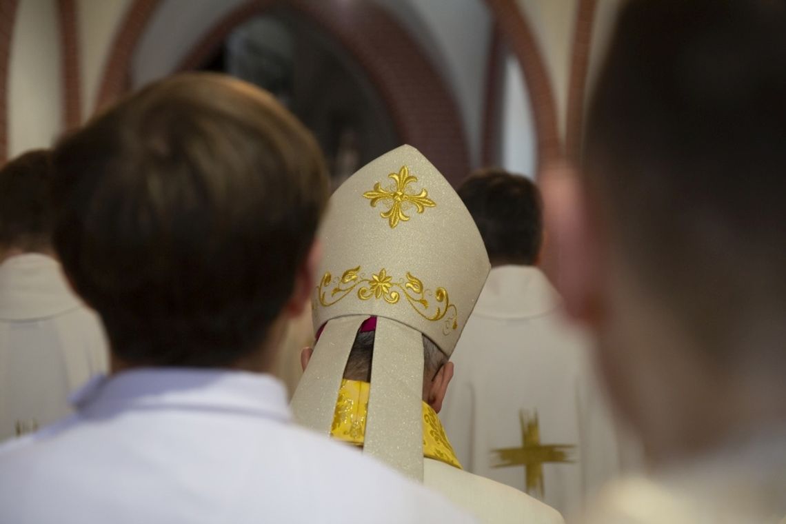 Biskup ma stanąć przed sądem za to, że w porę nie zawiadomił organów ścigania o przypadkach molestowania seksualnego dzieci przez księży.
