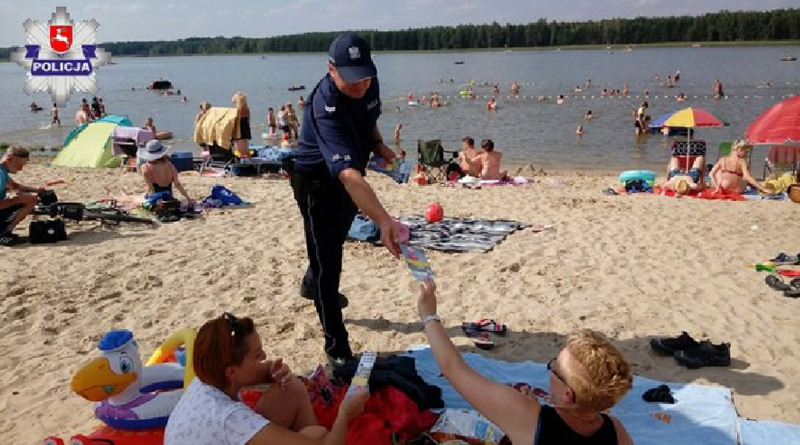 Biszcza: Policjanci na plaży. Nie opalali się, ale edukowali (ZDJĘCIA)