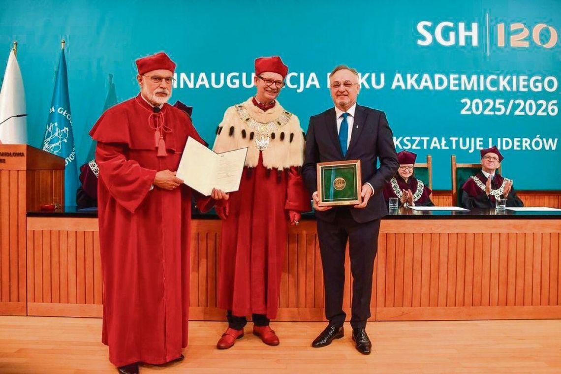 Za Zasługi dla SGH. Bogusław Hass, biznesmen i filantrop z Zamościa, z medalem Medal Bogusławowi Hassowi wręczyli rektor i b. rektor SGH, a więc prof. Piotr Grzegorz Wachowiak oraz prof. Marek Dariusz Rocki.